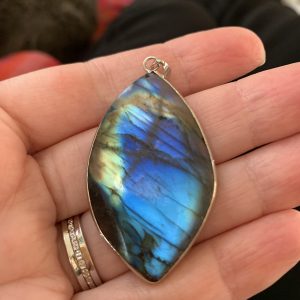 Pendentif en labradorite cerclée, montée sur bélière en argent
